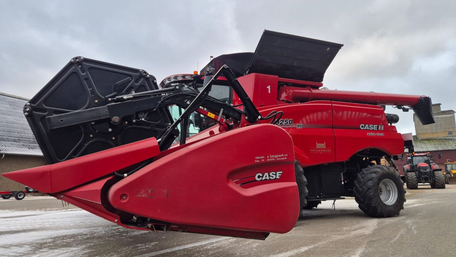 Mähdrescher del tipo Case IH Axial Flow 8250 8250 inkl. 35 fod skærebord og 4-hjulet vogn, Gebrauchtmaschine In Viborg (Immagine 2)