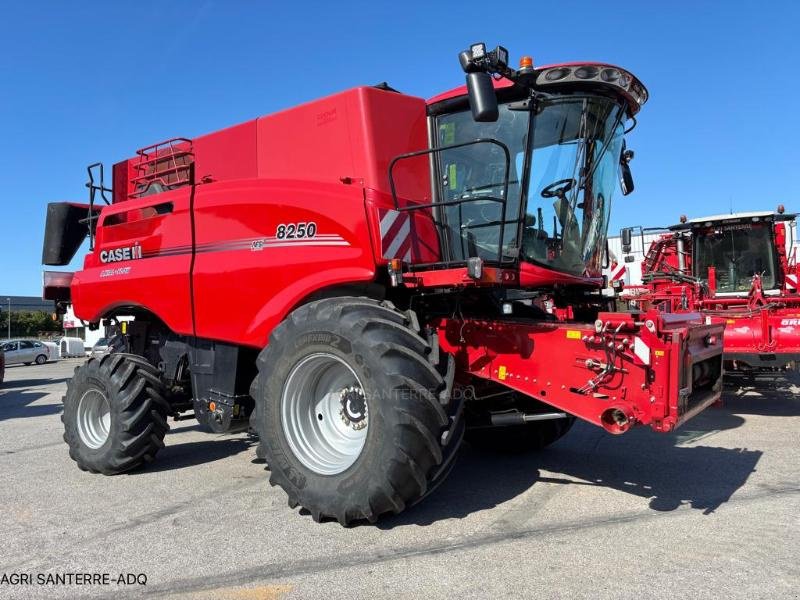 Mähdrescher of the type Case IH AXIAL-FLOW 8250, Gebrauchtmaschine in ROYE (Picture 1)