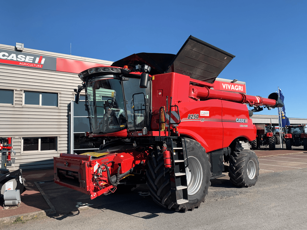 Mähdrescher typu Case IH AXIAL FLOW 8250, Gebrauchtmaschine v CINTHEAUX (Obrázok 1)