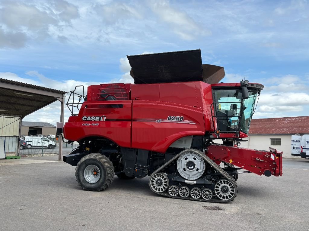 Mähdrescher Türe ait Case IH AXIAL-FLOW 8250, Gebrauchtmaschine içinde VERT TOULON (resim 9)