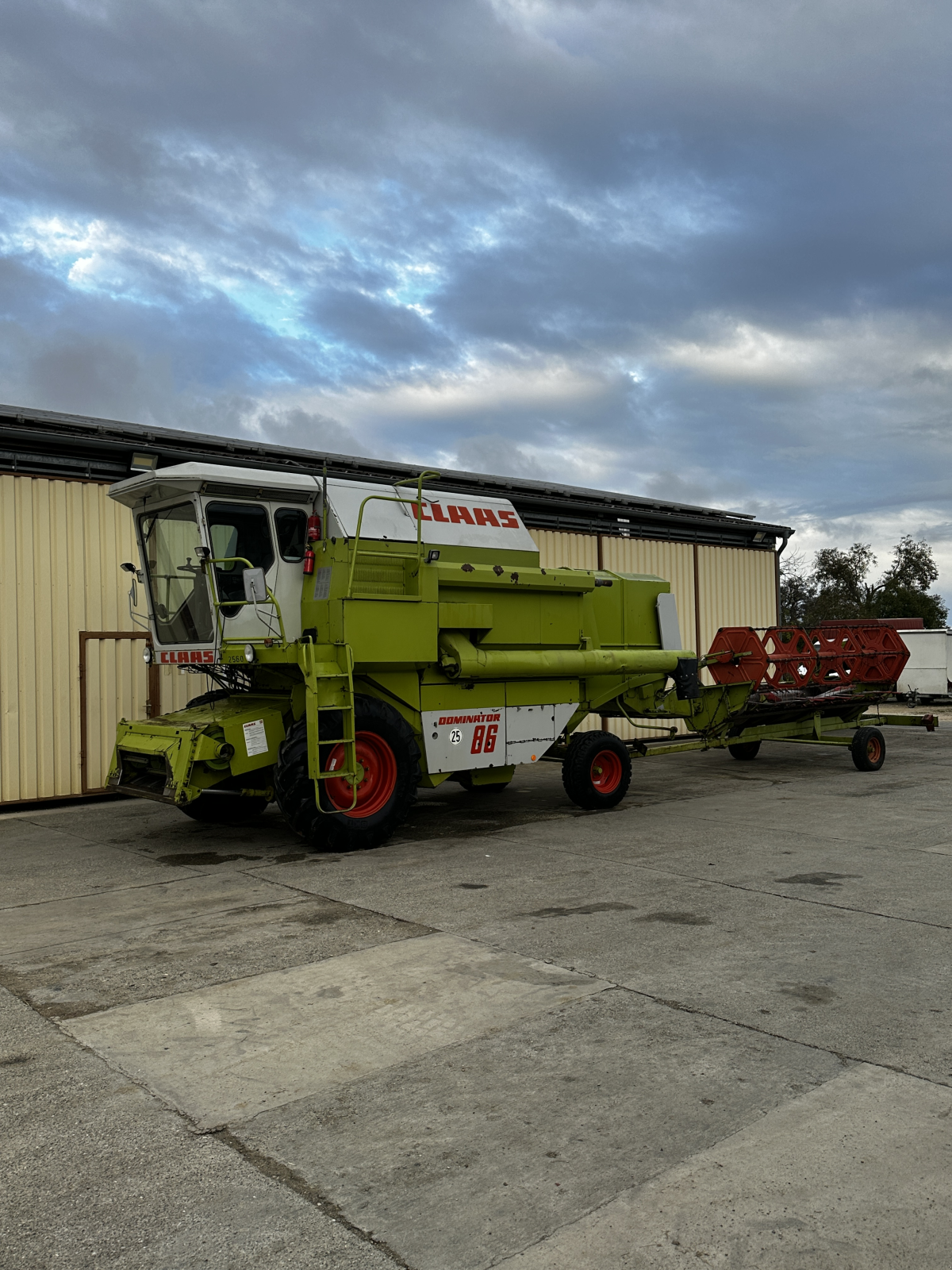 Mähdrescher des Typs CLAAS Dominator 86, Gebrauchtmaschine in Mühlhausen-Ehingen (Bild 2)