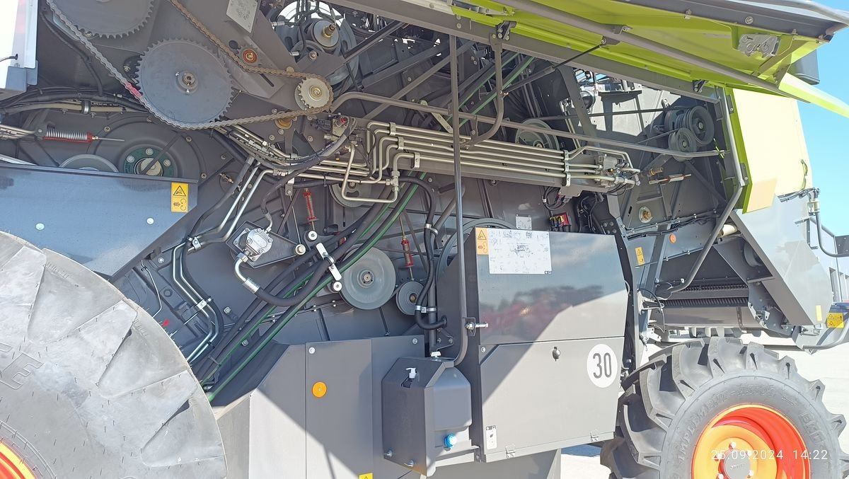 Mähdrescher of the type CLAAS Evion 410, Neumaschine in Grund (Picture 12)