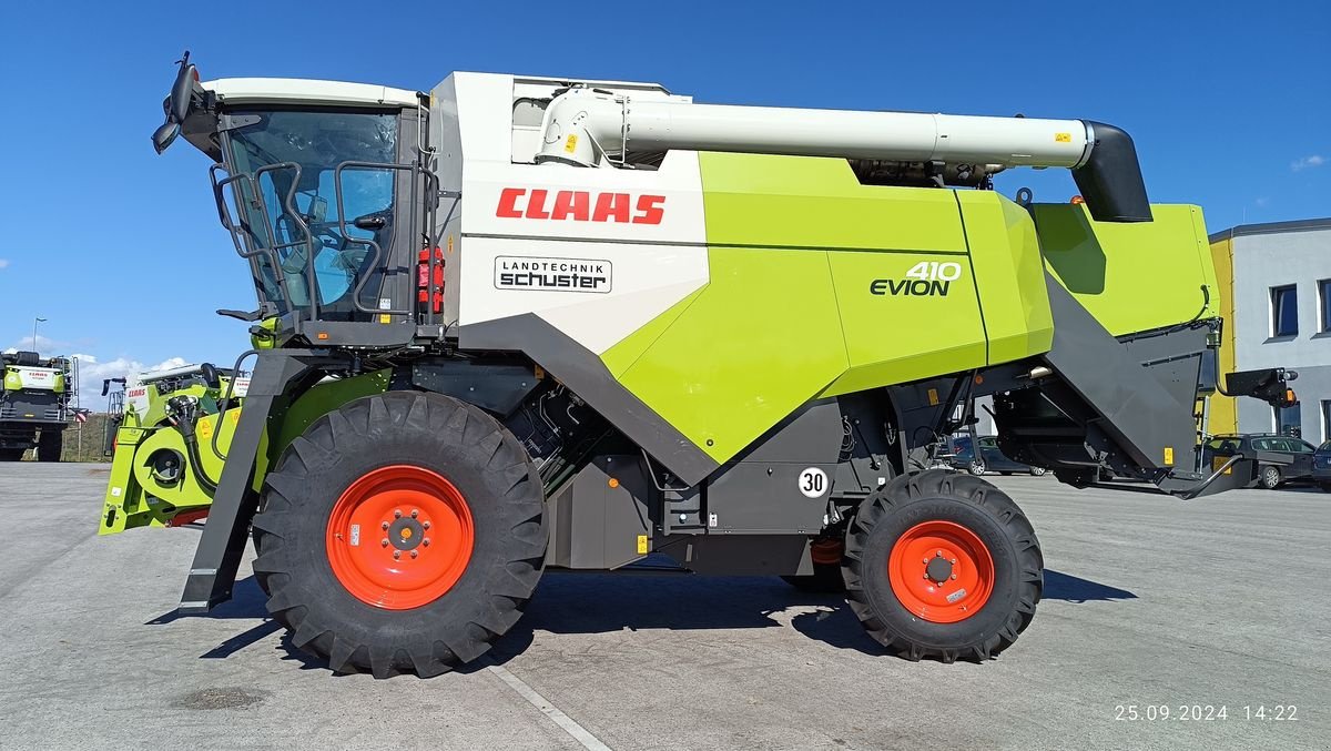 Mähdrescher of the type CLAAS Evion 410, Neumaschine in Grund (Picture 1)