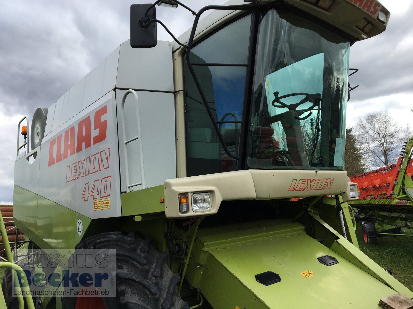 Mähdrescher des Typs CLAAS Lexion 440 CEBIS, Gebrauchtmaschine in Weimar-Niederwalgern (Bild 2)