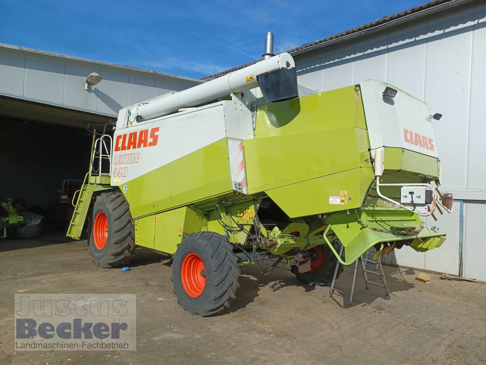 Mähdrescher of the type CLAAS Lexion 440, Gebrauchtmaschine in Weimar-Niederwalgern (Picture 2)
