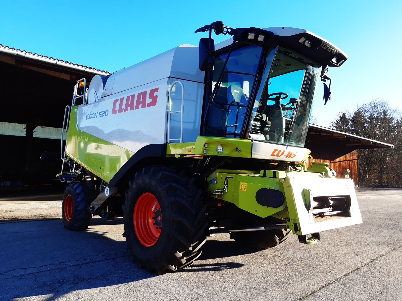 Mähdrescher des Typs CLAAS Lexion 520, Gebrauchtmaschine in Penzing (Bild 4)