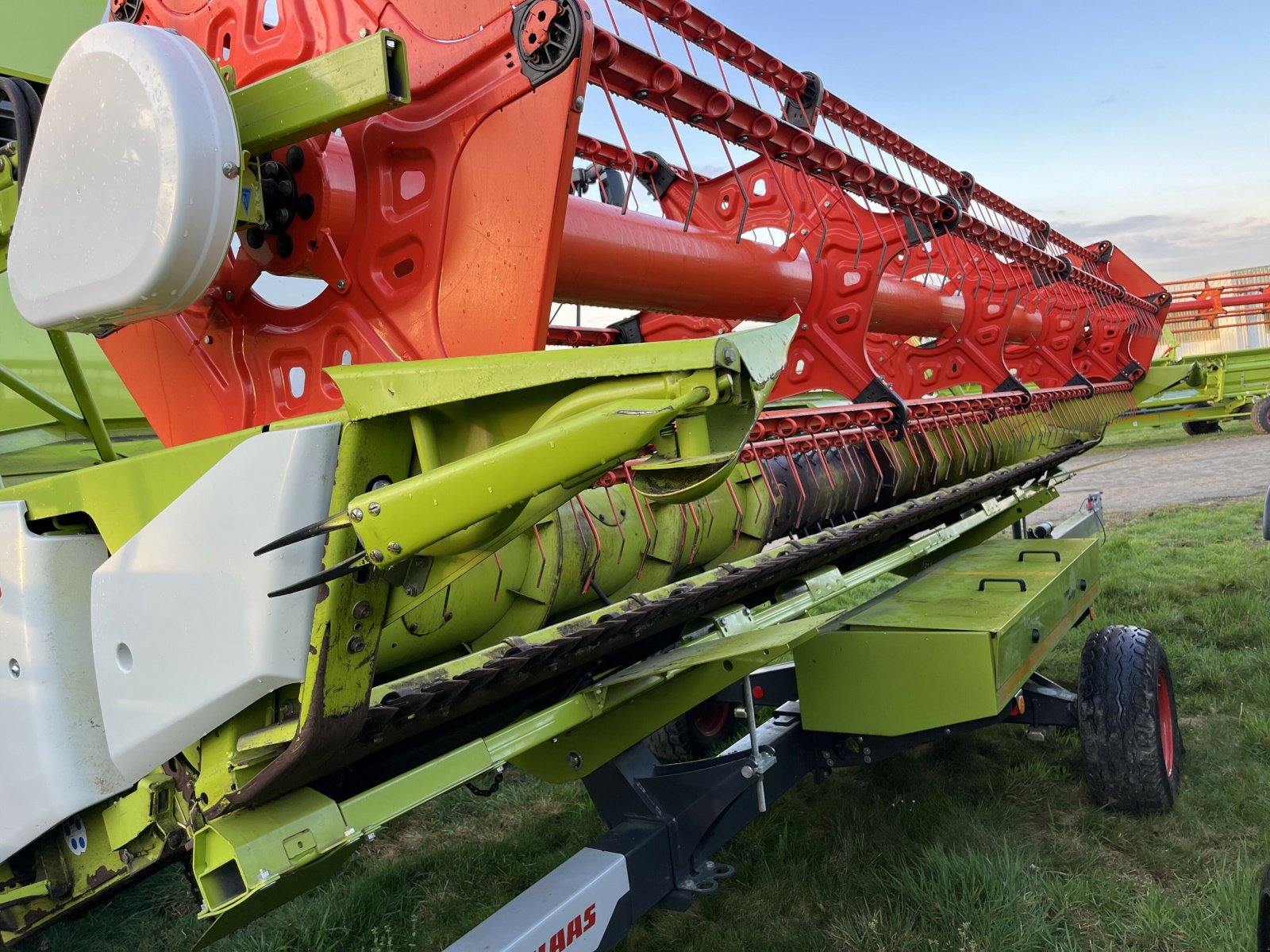 Mähdrescher typu CLAAS LEXION 5300 +V680, Gebrauchtmaschine v PONTIVY (Obrázek 11)