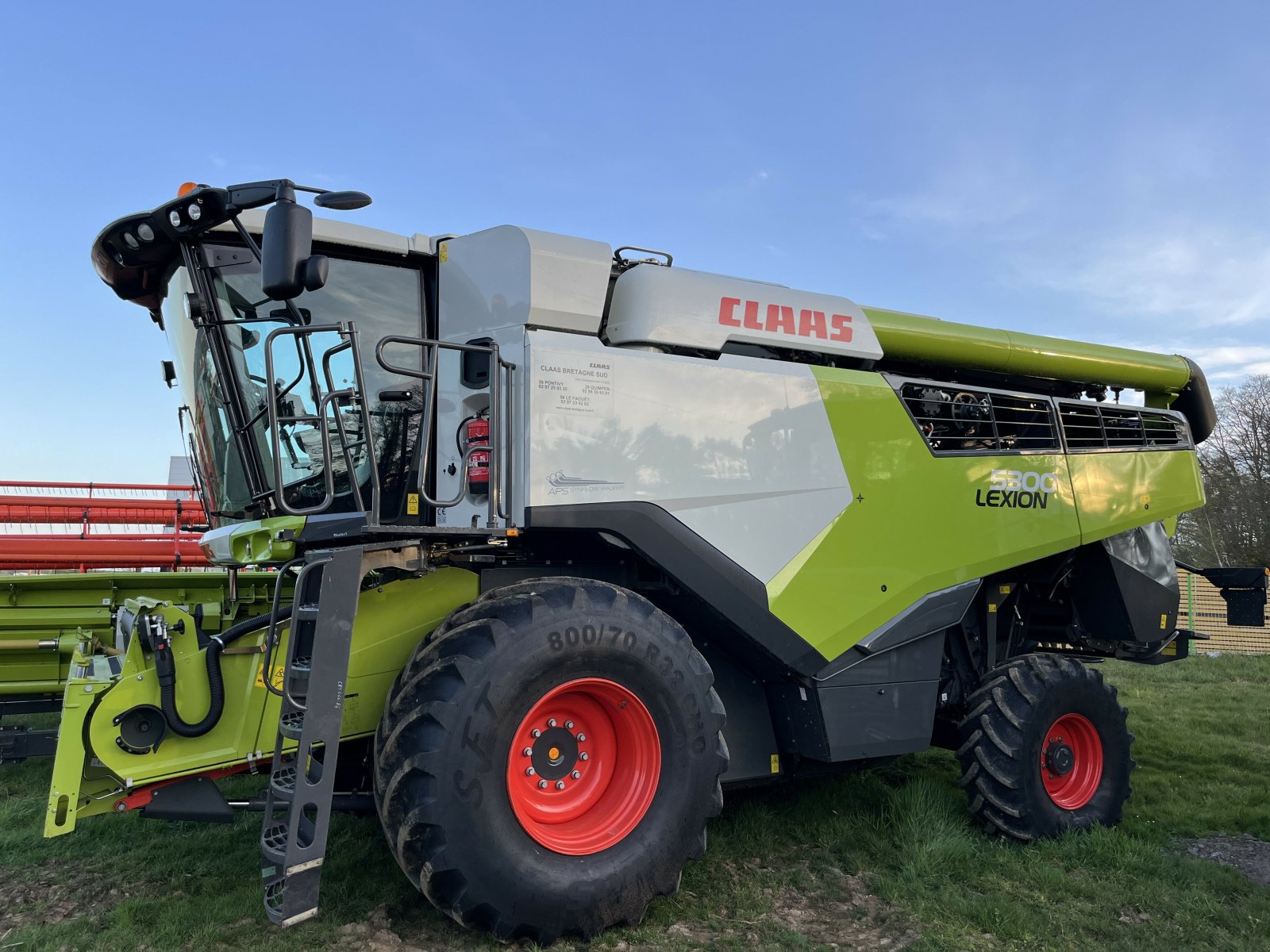Mähdrescher typu CLAAS LEXION 5300 +V680, Gebrauchtmaschine v PONTIVY (Obrázek 1)