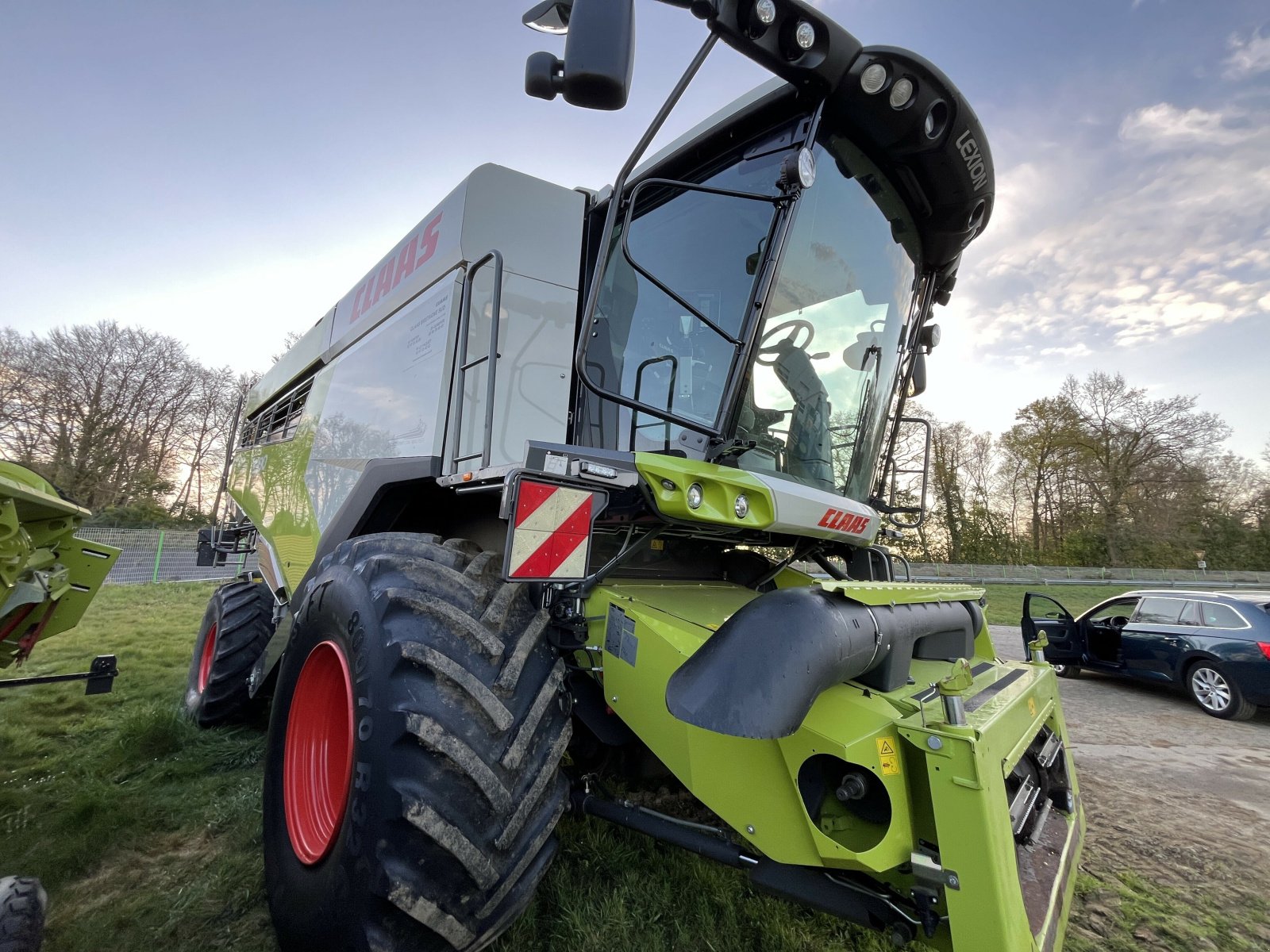 Mähdrescher typu CLAAS LEXION 5300 +V680, Gebrauchtmaschine v PONTIVY (Obrázek 3)