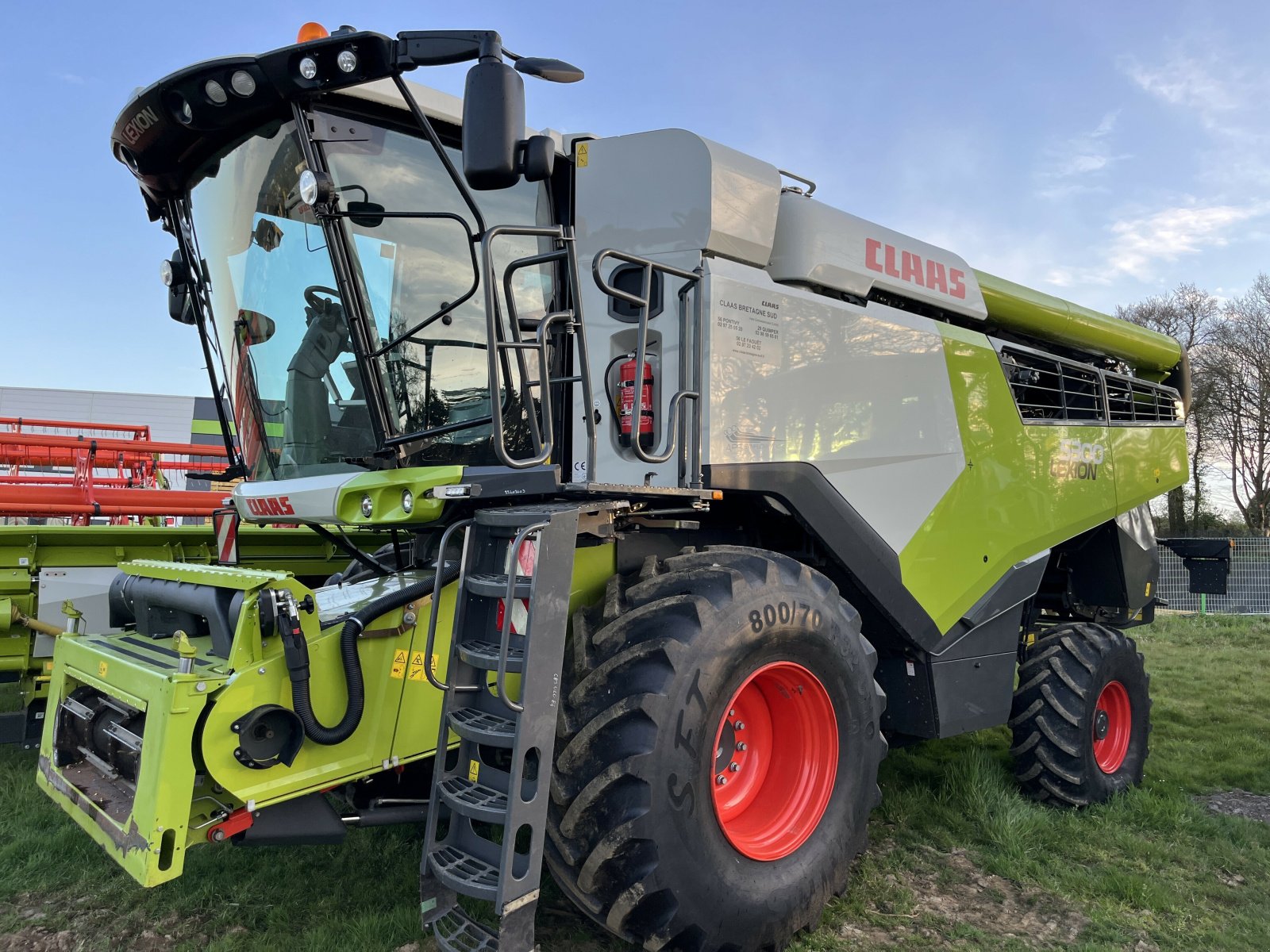Mähdrescher typu CLAAS LEXION 5300 +V680, Gebrauchtmaschine v PONTIVY (Obrázek 2)