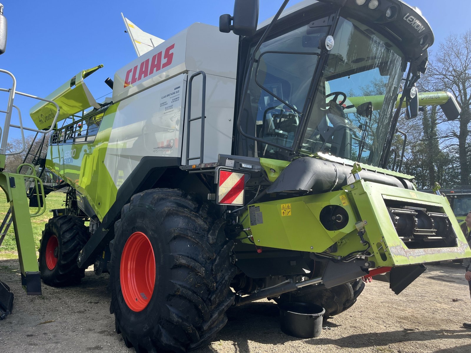 Mähdrescher typu CLAAS LEXION 5300 +V680, Gebrauchtmaschine v PONTIVY (Obrázek 5)