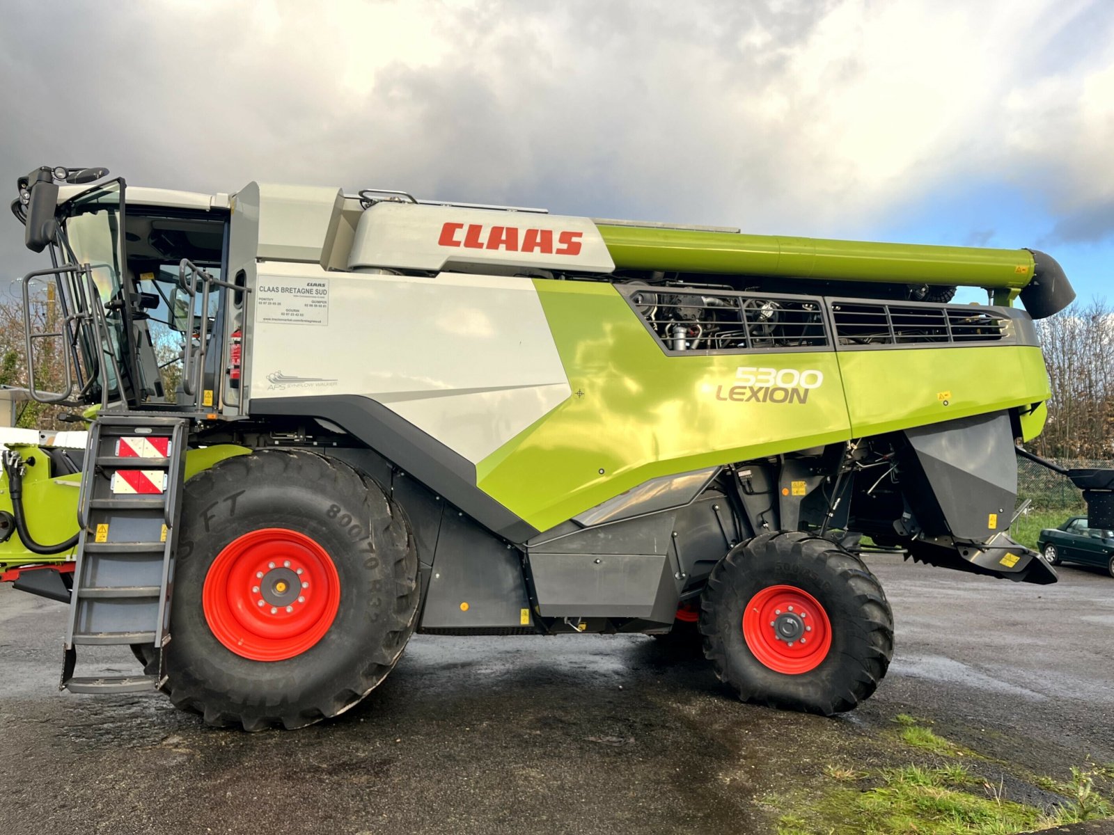 Mähdrescher des Typs CLAAS LEXION 5300 +V680, Gebrauchtmaschine in PONTIVY (Bild 2)