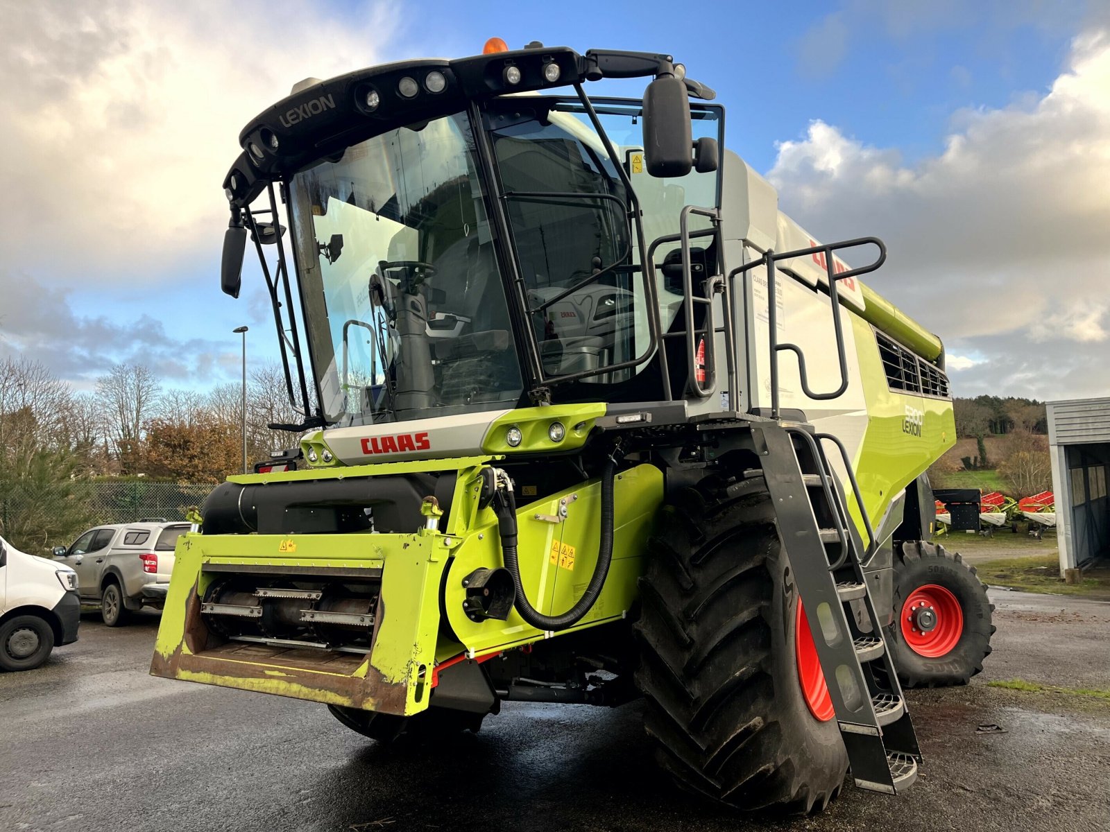Mähdrescher des Typs CLAAS LEXION 5300 +V680, Gebrauchtmaschine in PONTIVY (Bild 3)