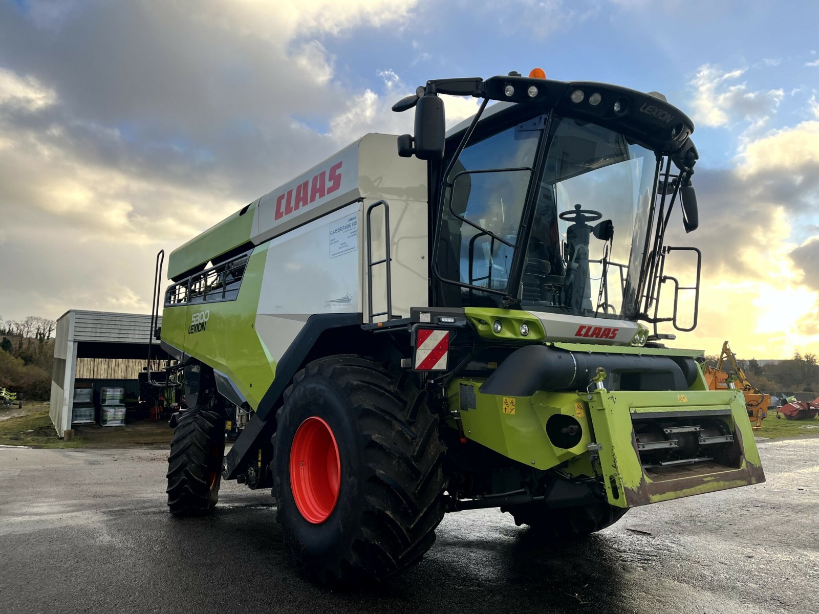 Mähdrescher des Typs CLAAS LEXION 5300 +V680, Gebrauchtmaschine in PONTIVY (Bild 1)