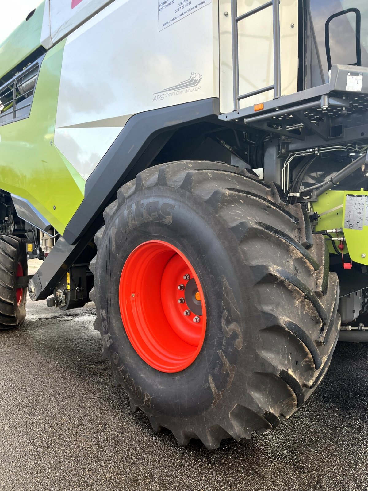 Mähdrescher des Typs CLAAS LEXION 5300 +V680, Gebrauchtmaschine in PONTIVY (Bild 5)