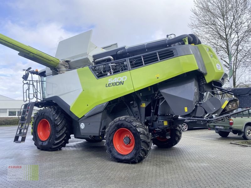 Mähdrescher des Typs CLAAS LEXION 5400, Gebrauchtmaschine in Vohburg (Bild 3)