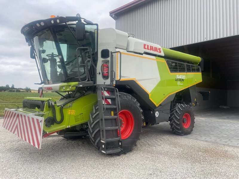 Mähdrescher of the type CLAAS Lexion 5400, Neumaschine in Seubersdorf (Picture 1)