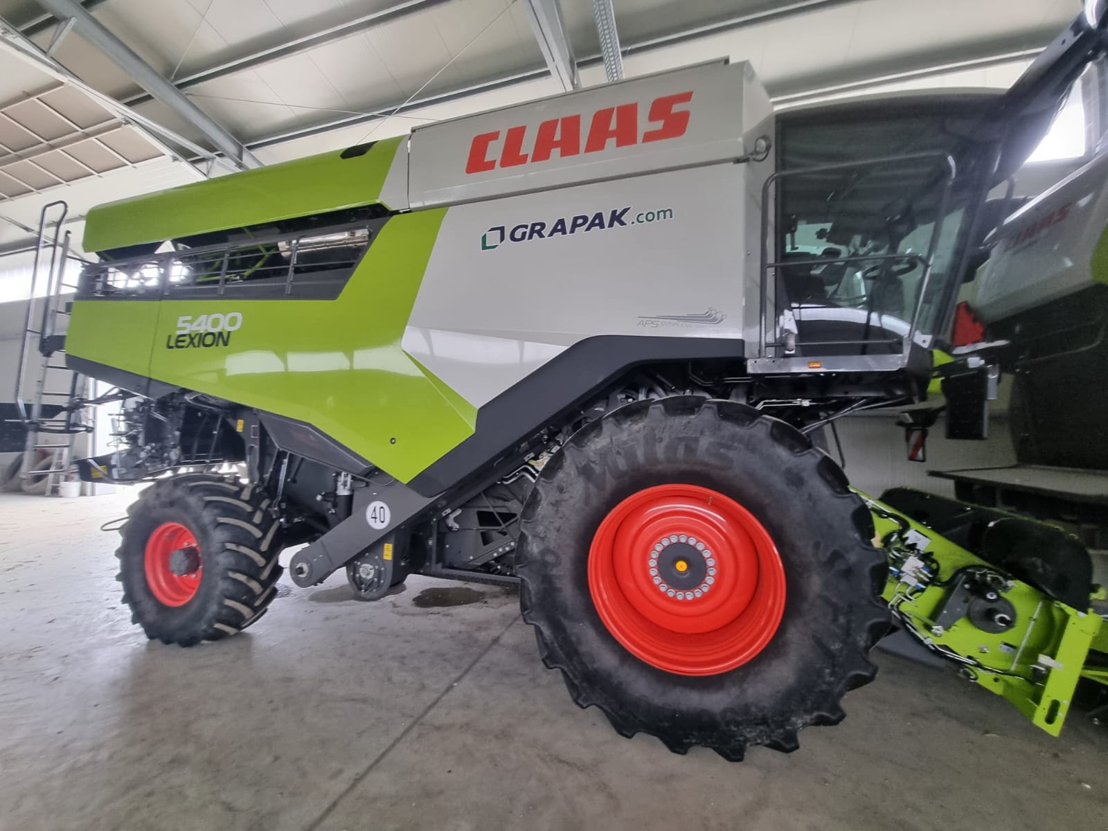 Mähdrescher des Typs CLAAS LEXION 5400, Gebrauchtmaschine in Naklo (Bild 1)