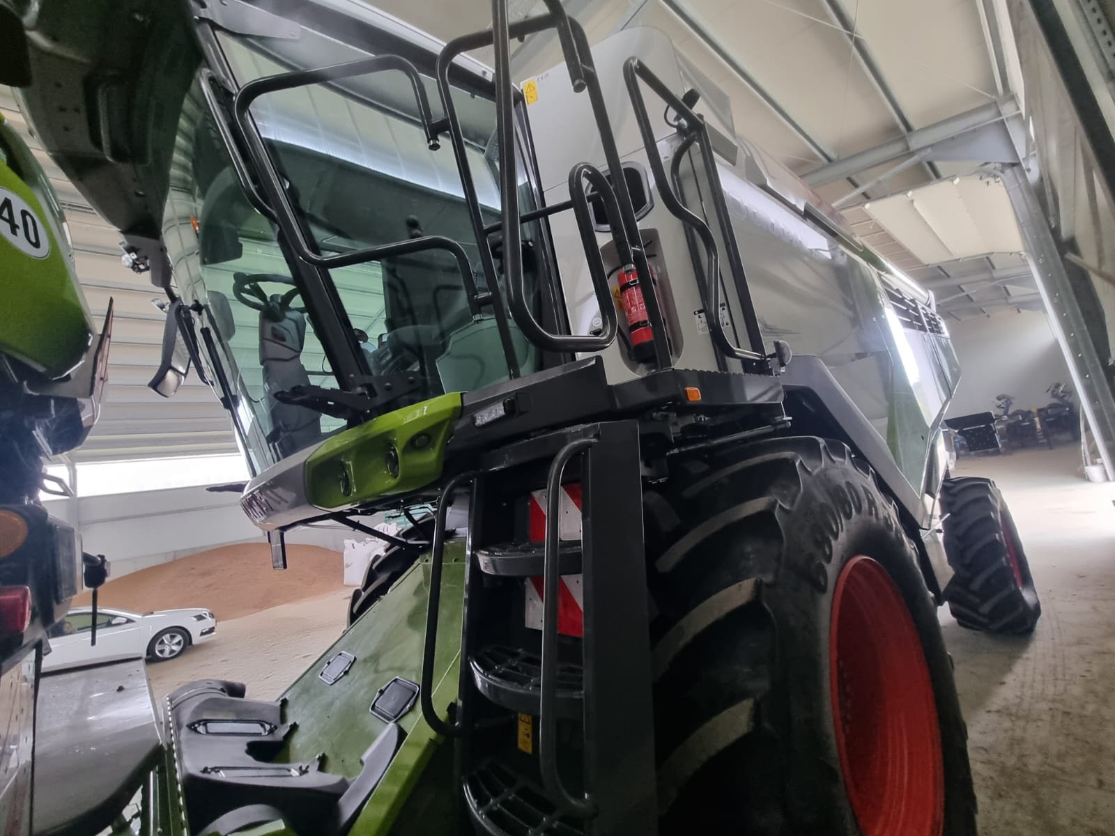 Mähdrescher des Typs CLAAS LEXION 5400, Gebrauchtmaschine in Naklo (Bild 5)