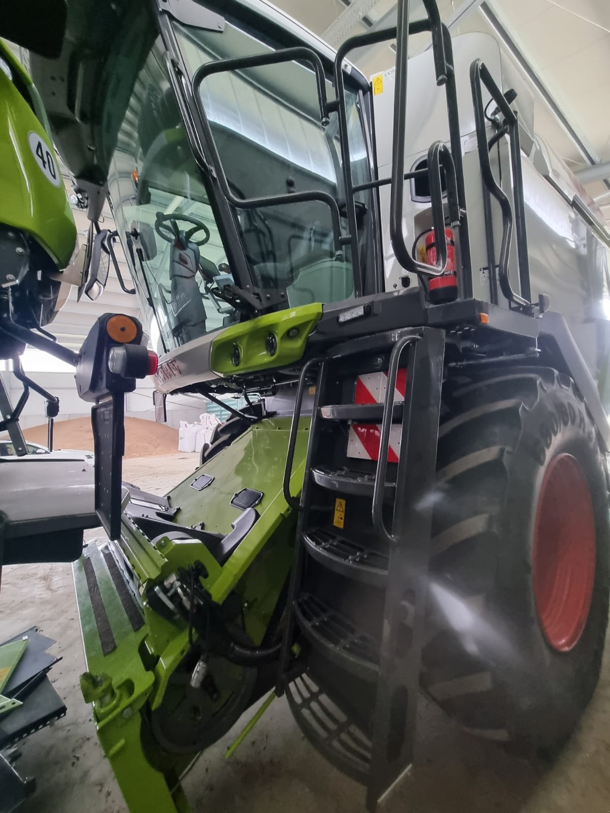 Mähdrescher des Typs CLAAS LEXION 5400, Gebrauchtmaschine in Naklo (Bild 7)