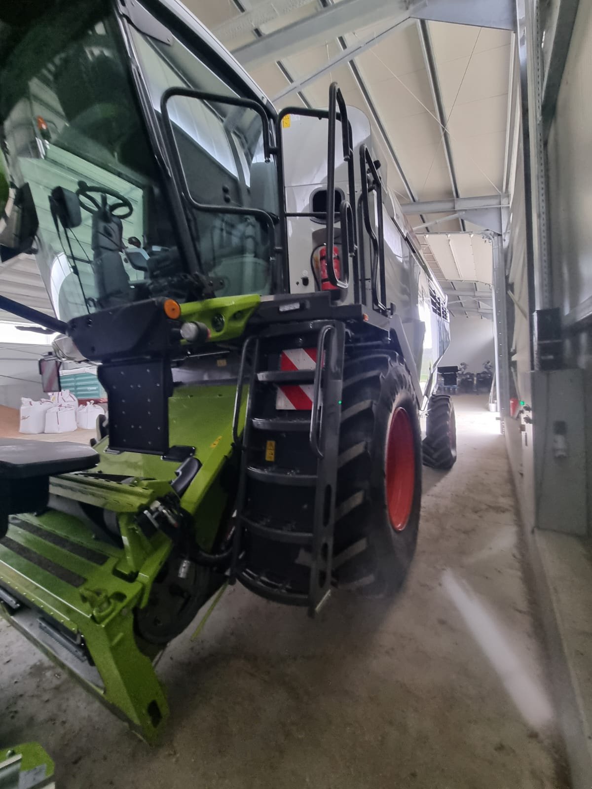 Mähdrescher des Typs CLAAS LEXION 5400, Gebrauchtmaschine in Naklo (Bild 8)