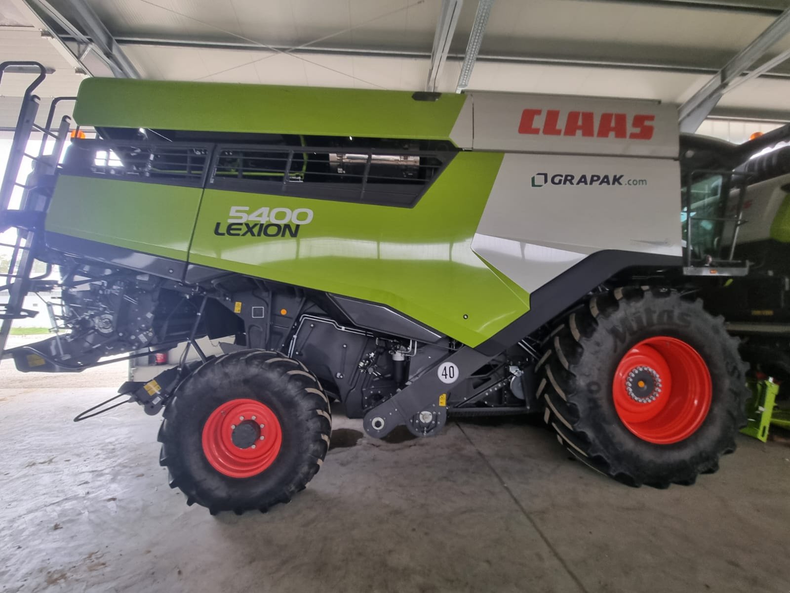 Mähdrescher des Typs CLAAS LEXION 5400, Gebrauchtmaschine in Naklo (Bild 10)