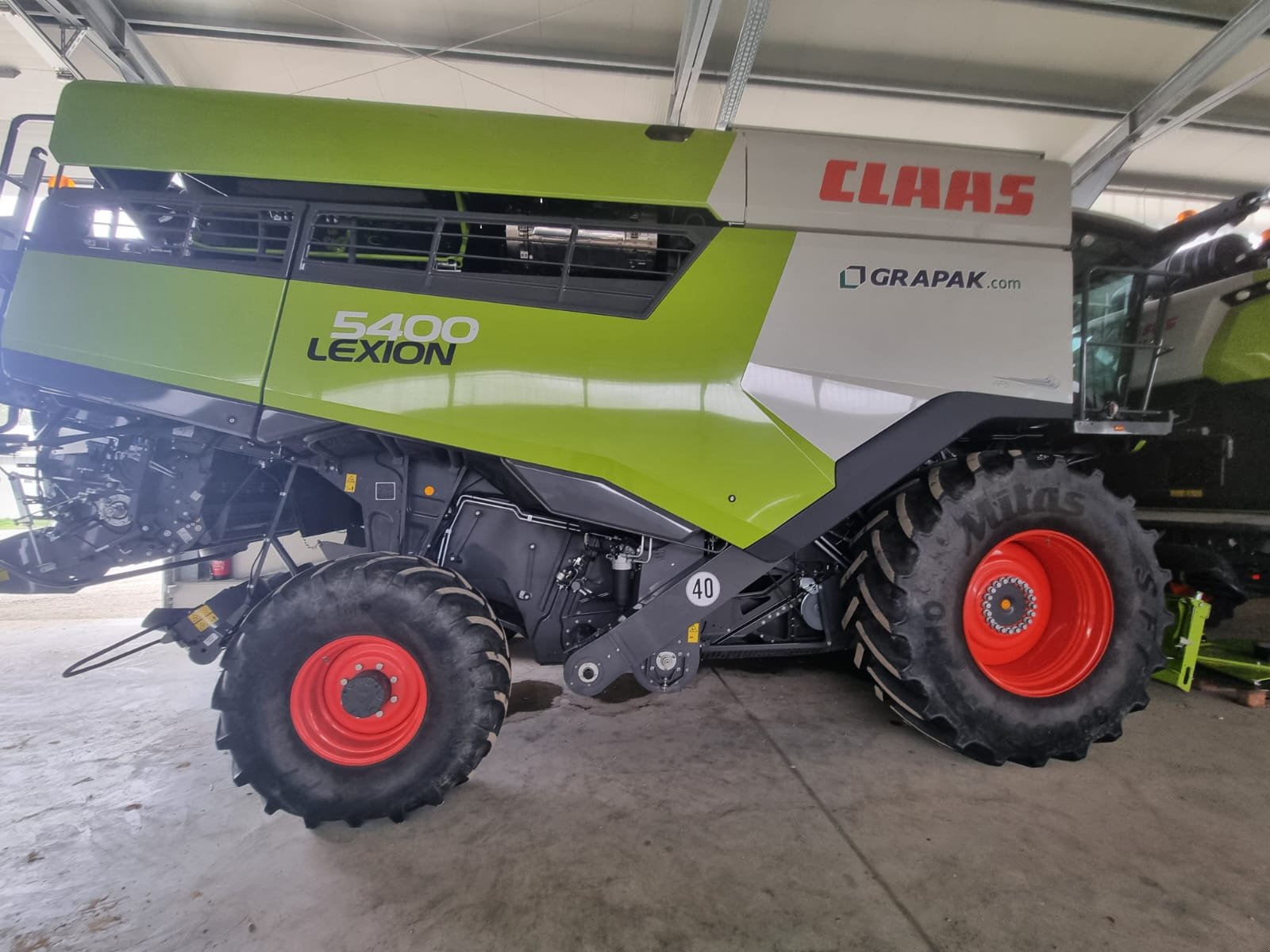 Mähdrescher des Typs CLAAS LEXION 5400, Gebrauchtmaschine in Naklo (Bild 13)
