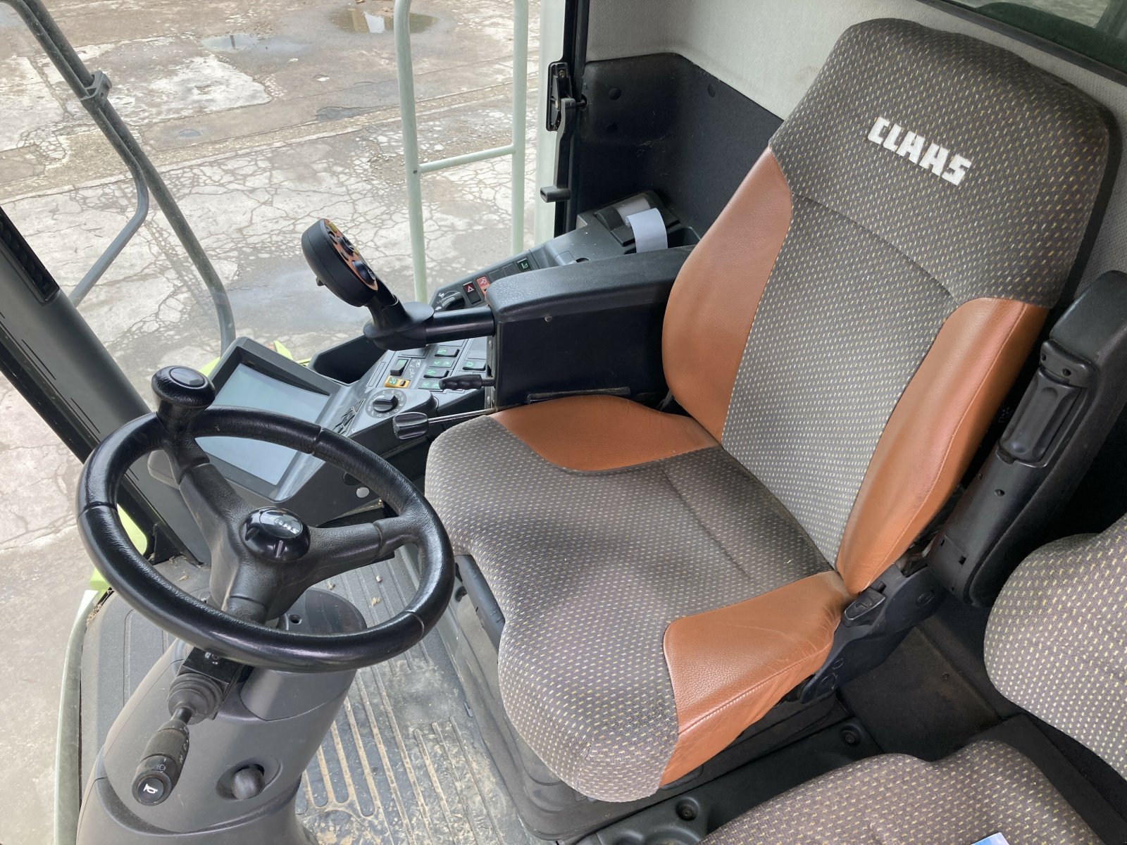 Mähdrescher of the type CLAAS LEXION 570, Gebrauchtmaschine in NOGENT (Picture 7)