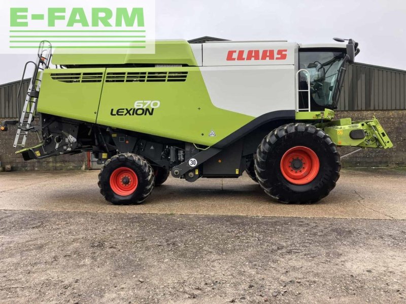 Mähdrescher of the type CLAAS LEXION 670 M T4F, Gebrauchtmaschine in MICHELDEVER, WINCHESTER (Picture 1)