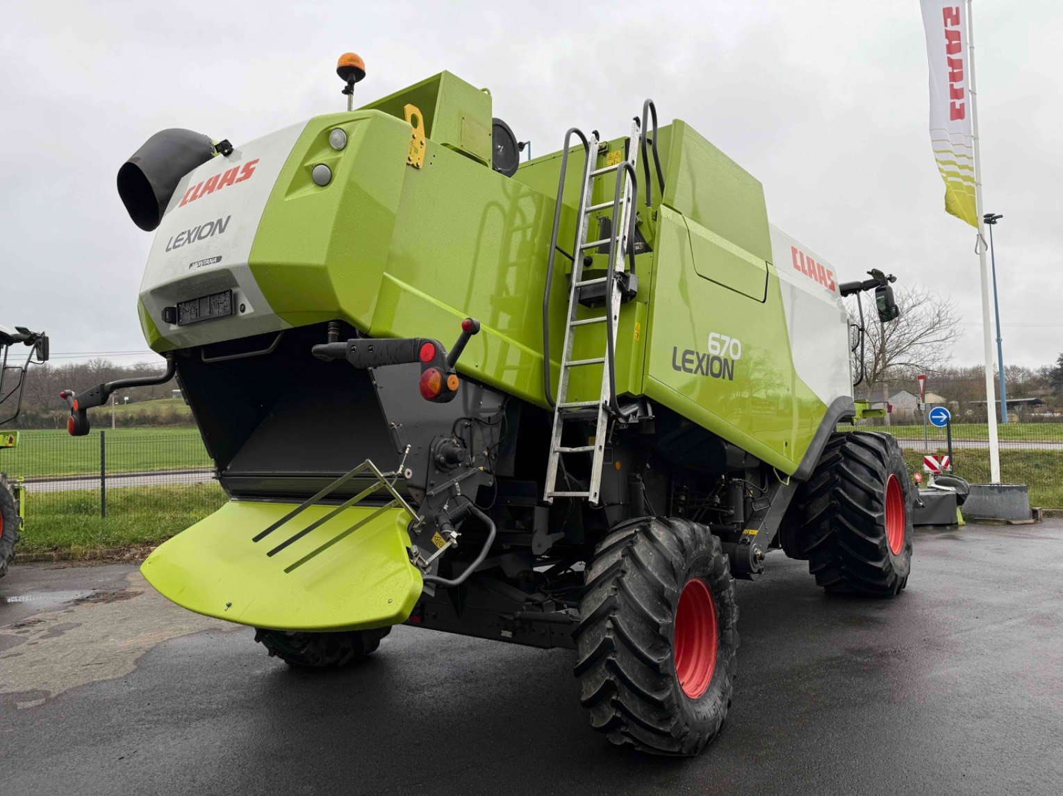 Mähdrescher типа CLAAS LEXION 670 MONTANA -, Gebrauchtmaschine в L'Isle-en-Dodon (Фотография 4)