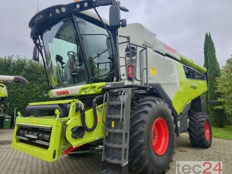 Mähdrescher des Typs CLAAS Lexion 6700 mit Schneidwerk, Vorführmaschine in Östringen (Bild 1)