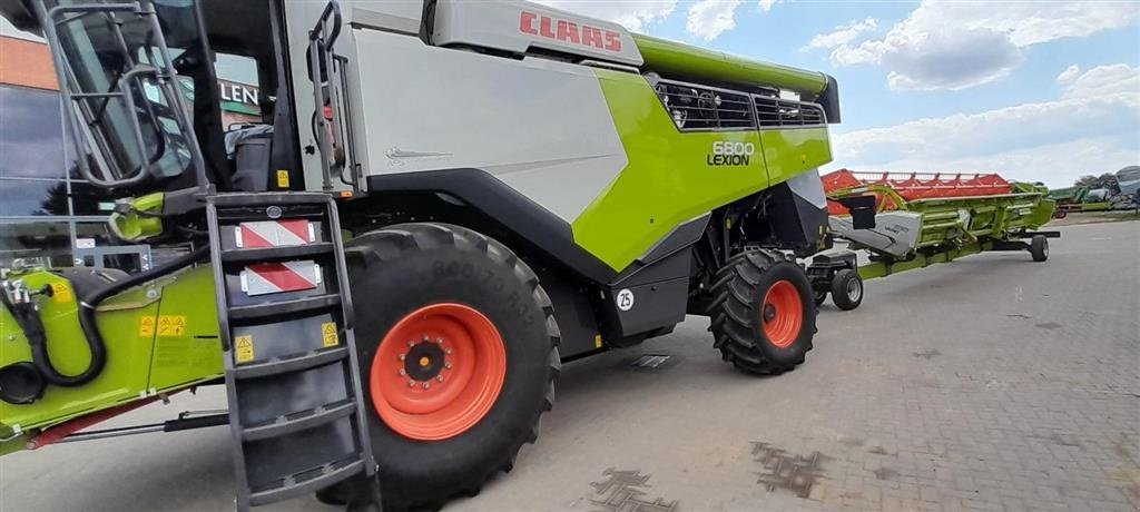 Mähdrescher tip CLAAS LEXION 6800 VI GIVER 50 TIMERS HØSTGARANTI I DK!!! GPS klar. Jet Stream Cleaning, Special cut., Gebrauchtmaschine in Kolding (Poză 3)