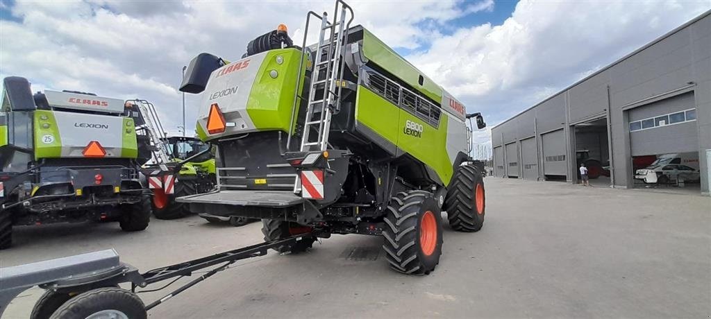 Mähdrescher tip CLAAS LEXION 6800 VI GIVER 50 TIMERS HØSTGARANTI I DK!!! GPS klar. Jet Stream Cleaning, Special cut., Gebrauchtmaschine in Kolding (Poză 5)