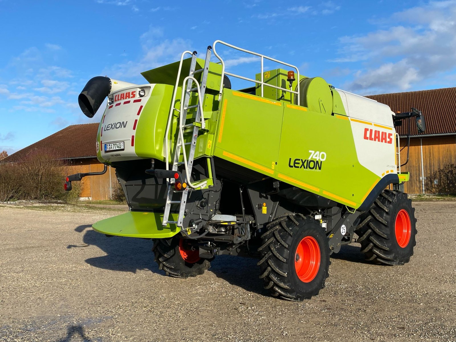 Mähdrescher van het type CLAAS Lexion 740, Gebrauchtmaschine in Hemau (Foto 16)