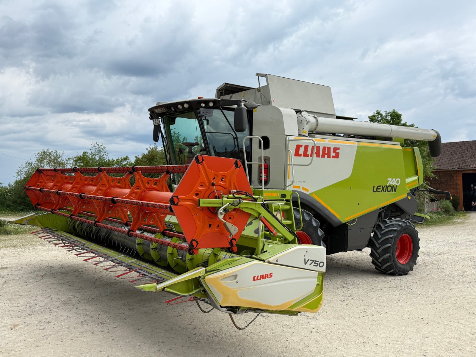 Mähdrescher des Typs CLAAS Lexion 740, Gebrauchtmaschine in Hemau (Bild 1)