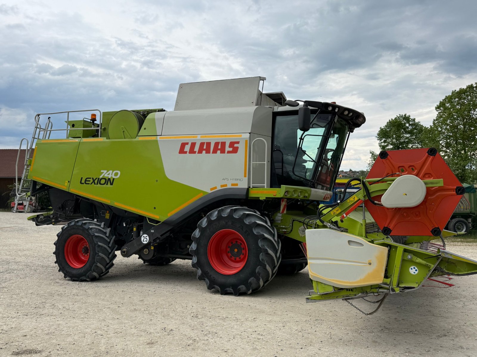 Mähdrescher des Typs CLAAS Lexion 740, Gebrauchtmaschine in Hemau (Bild 3)