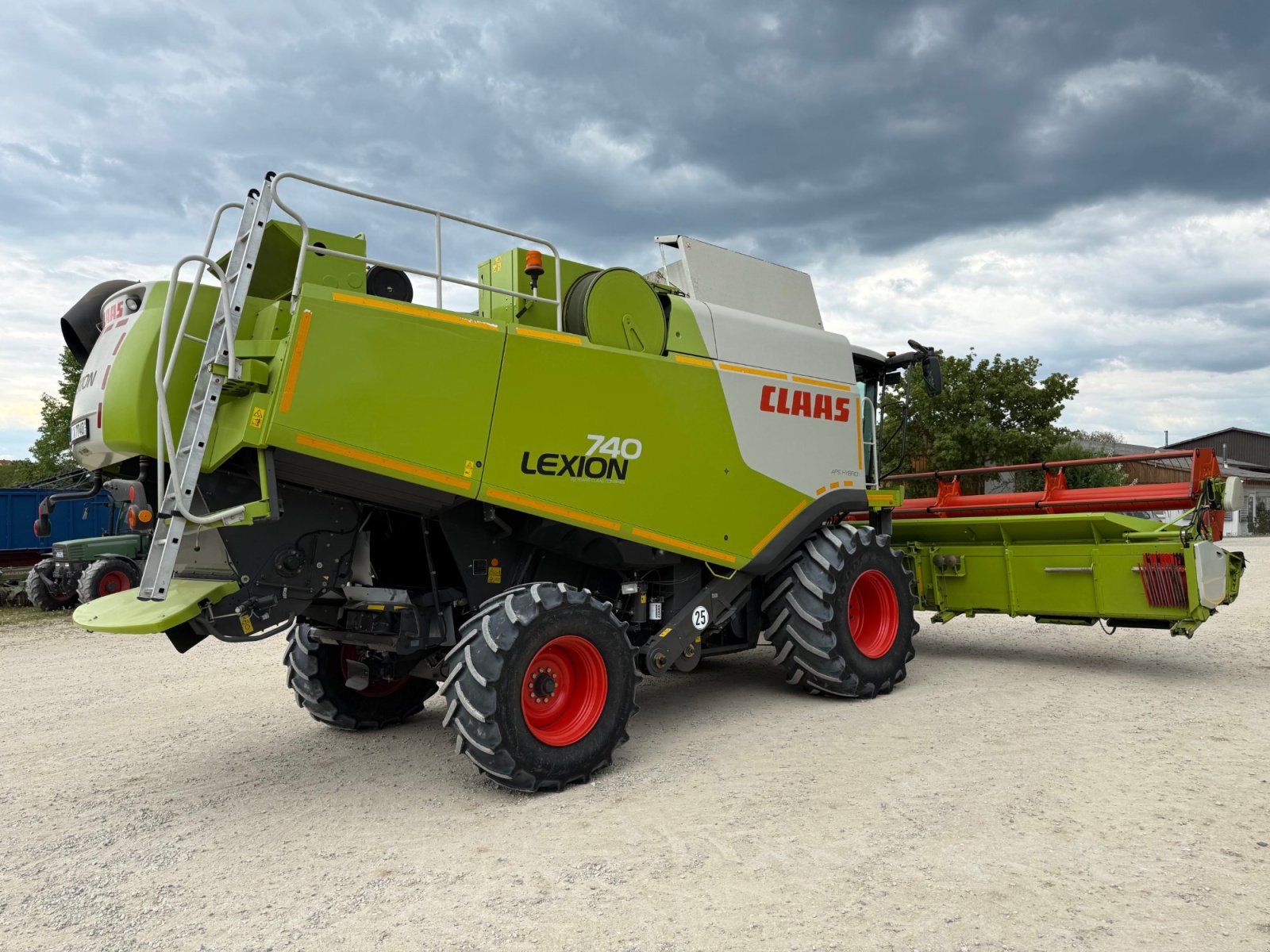 Mähdrescher des Typs CLAAS Lexion 740, Gebrauchtmaschine in Hemau (Bild 4)