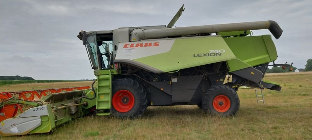Mähdrescher of the type CLAAS LEXION 740, Gebrauchtmaschine in VOVES (Picture 3)