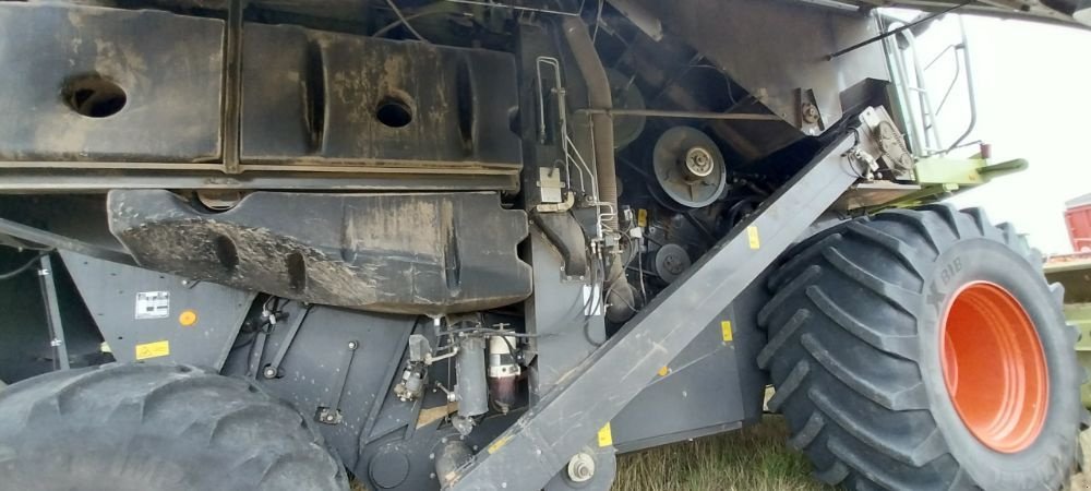 Mähdrescher of the type CLAAS LEXION 740, Gebrauchtmaschine in VOVES (Picture 5)