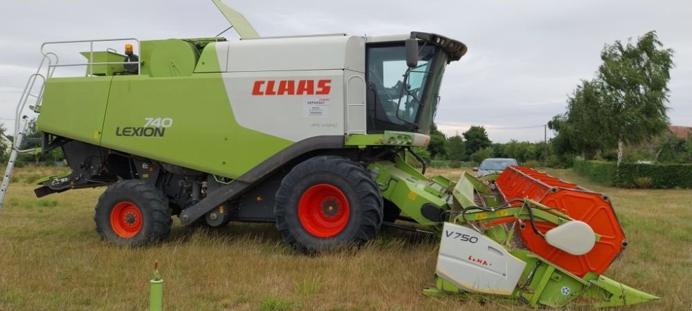 Mähdrescher of the type CLAAS LEXION 740, Gebrauchtmaschine in VOVES (Picture 2)