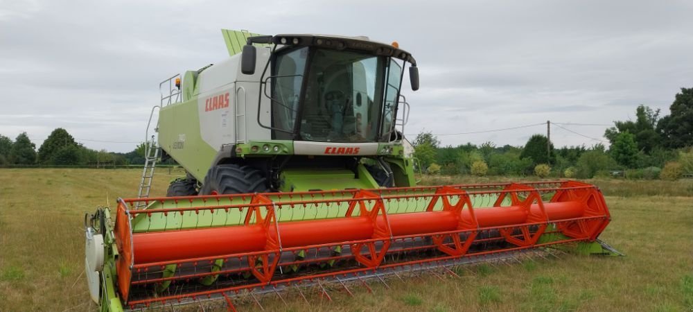 Mähdrescher of the type CLAAS LEXION 740, Gebrauchtmaschine in VOVES (Picture 1)
