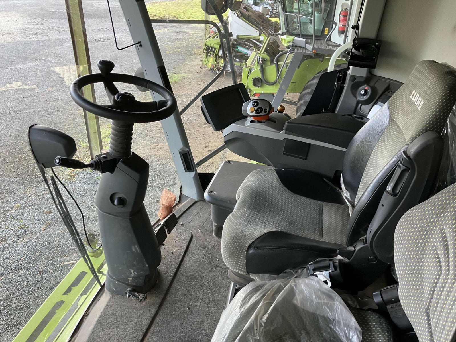 Mähdrescher del tipo CLAAS LEXION 740, Gebrauchtmaschine In PLOUIGNEAU (Immagine 6)