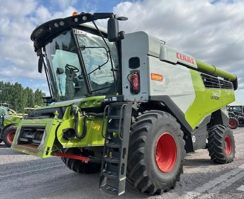 Mähdrescher del tipo CLAAS LEXION 7400, Gebrauchtmaschine In Landsberg (Immagine 2)