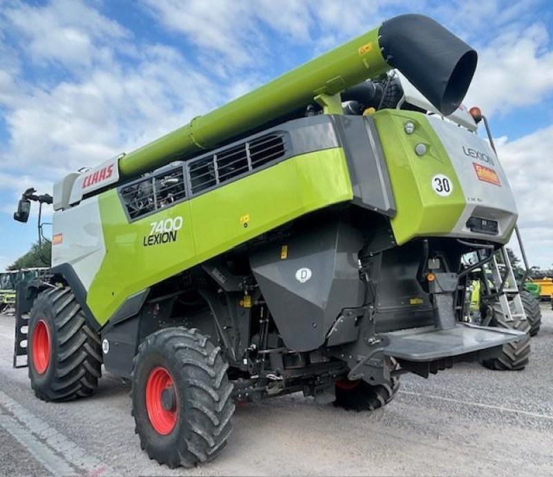 Mähdrescher del tipo CLAAS LEXION 7400, Gebrauchtmaschine In Landsberg (Immagine 3)