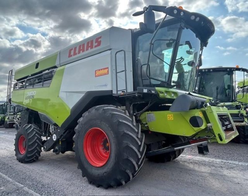 Mähdrescher del tipo CLAAS LEXION 7400, Gebrauchtmaschine In Landsberg (Immagine 1)
