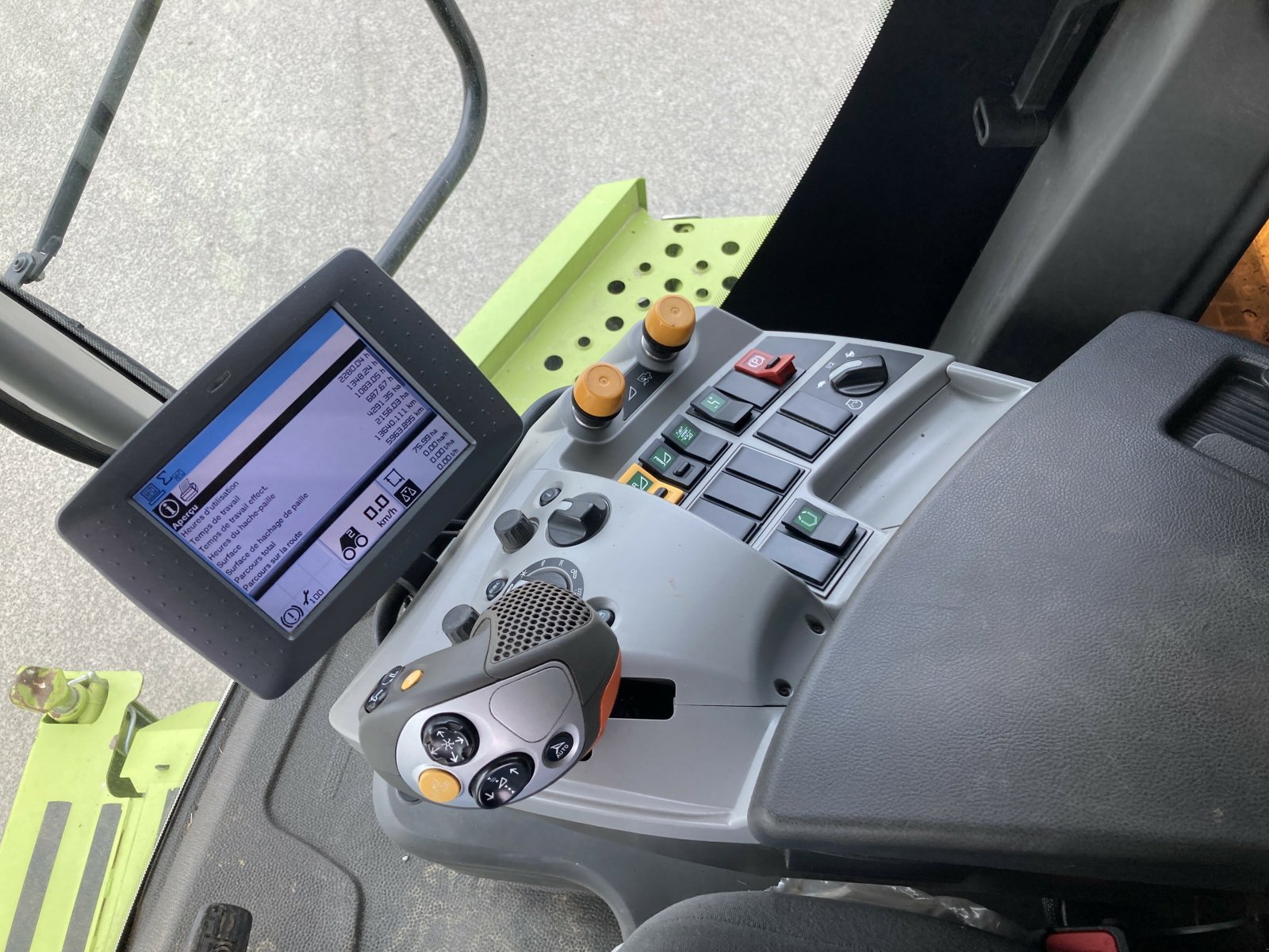 Mähdrescher типа CLAAS LEXION 750 BUSINESS, Gebrauchtmaschine в ST CLEMENT DE LA PLACE (Фотография 4)