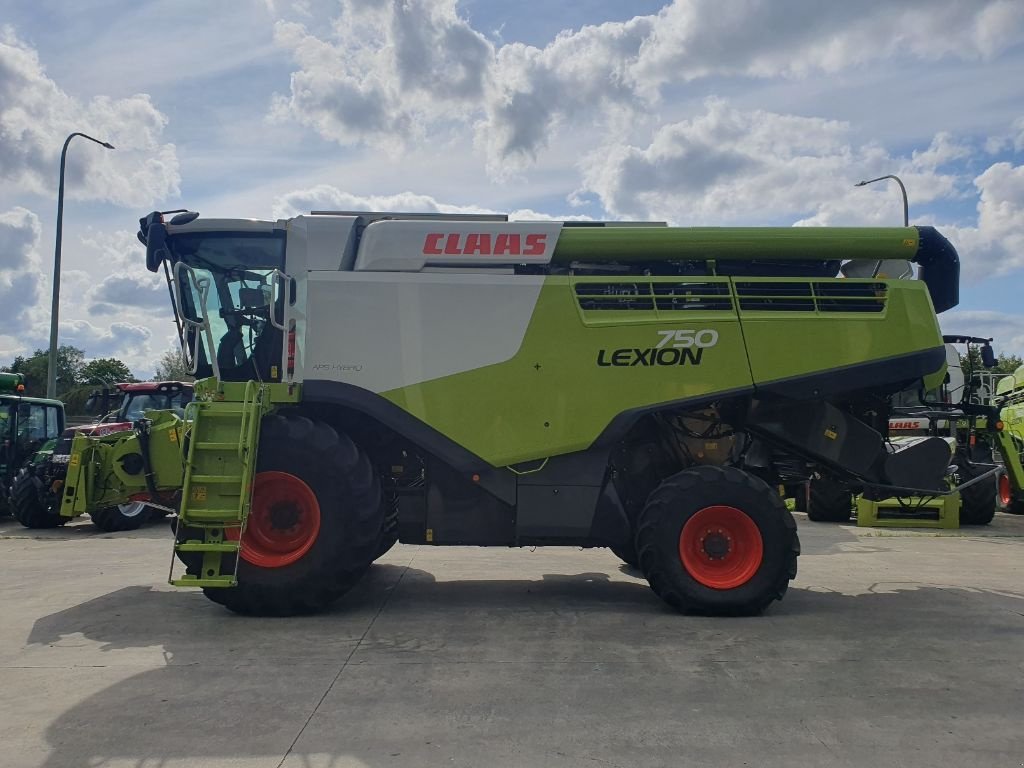 Mähdrescher des Typs CLAAS LEXION 750 MONTANA, Gebrauchtmaschine in Baillonville (Bild 1)