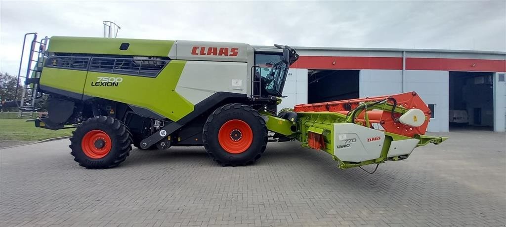 Mähdrescher of the type CLAAS Lexion 7500 VI GIVER 50 TIMERS HØSTGARANTI I DK!!! Incl. Skærebord Vario 770 og vogn. GPS klar., Gebrauchtmaschine in Kolding (Picture 2)
