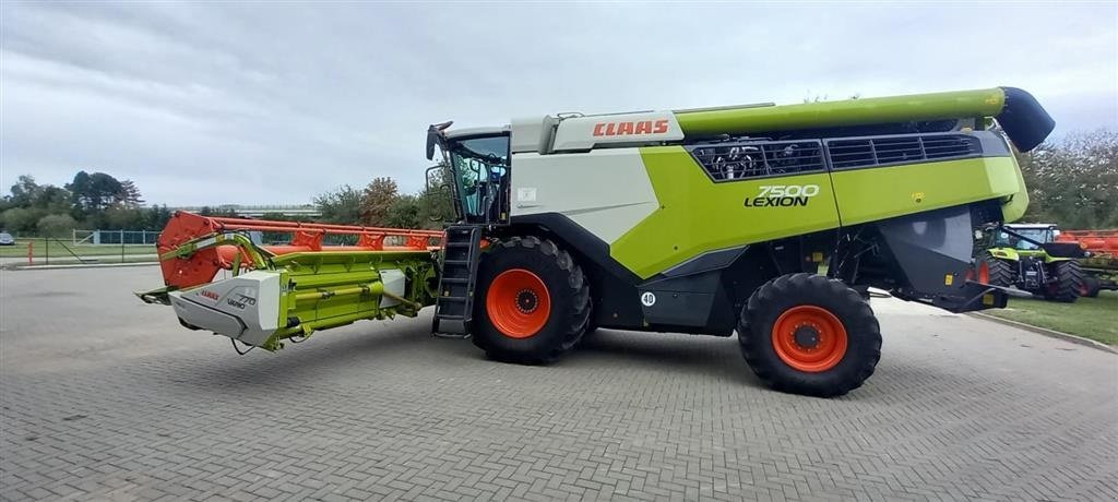 Mähdrescher of the type CLAAS Lexion 7500 VI GIVER 50 TIMERS HØSTGARANTI I DK!!! Incl. Skærebord Vario 770 og vogn. GPS klar., Gebrauchtmaschine in Kolding (Picture 1)