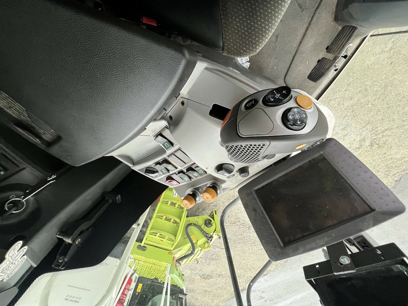 Mähdrescher del tipo CLAAS LEXION 760  T4 + V930 CEREALIE, Gebrauchtmaschine en PONTIVY (Imagen 7)